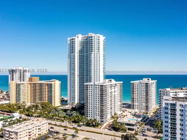 3-bedroom condo for rent in Hollywood - 2751 S Ocean Dr 508S - MondialRealty