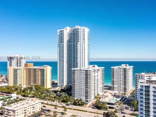 3-bedroom condo for rent in Hollywood - 2751 S Ocean Dr 508S - MondialRealty
