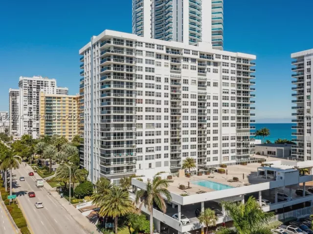 3-bedroom condo for rent in Hollywood - 2751 S Ocean Dr 508S - MondialRealty