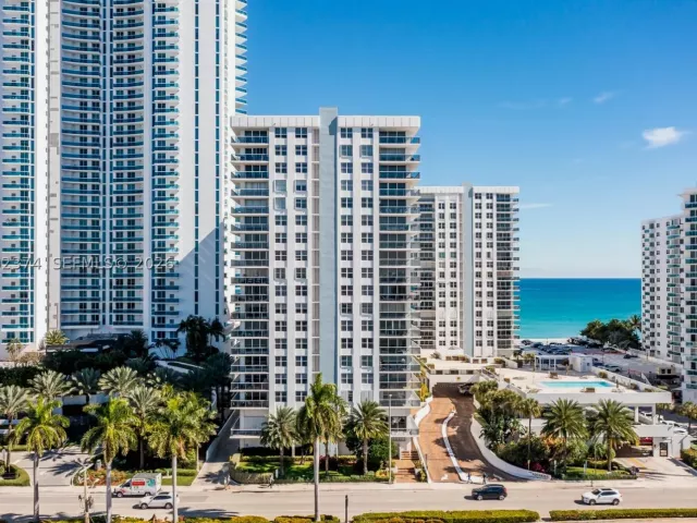 3-bedroom condo for rent in Hollywood - 2751 S Ocean Dr 508S - MondialRealty