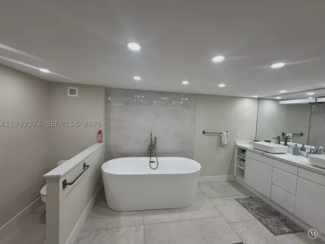 3-bedroom condo for rent in Hollywood - 2751 S Ocean Dr 508S - MondialRealty