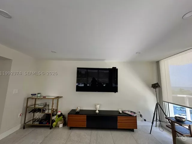 3-bedroom condo for rent in Hollywood - 2751 S Ocean Dr 508S - MondialRealty