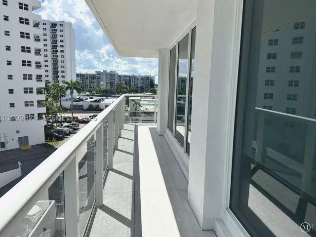 3-bedroom condo for rent in Hollywood - 2751 S Ocean Dr 508S - MondialRealty