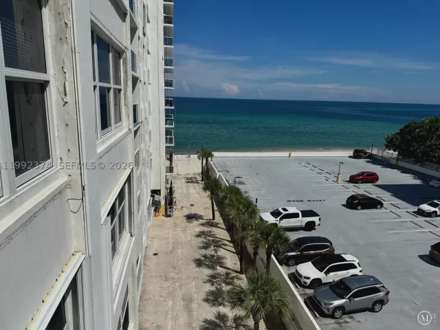 3-bedroom condo for rent in Hollywood - 2751 S Ocean Dr 508S - MondialRealty
