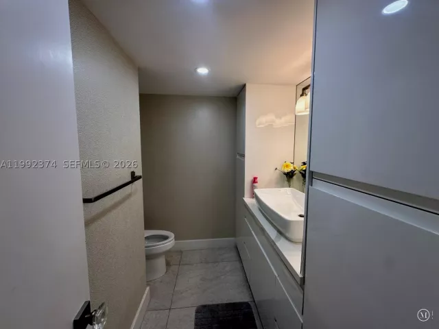 3-bedroom condo for rent in Hollywood - 2751 S Ocean Dr 508S - MondialRealty