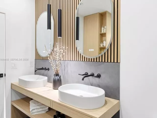 3-bedroom home for sale in Miami - 16314 SW 57th St - MondialRealty