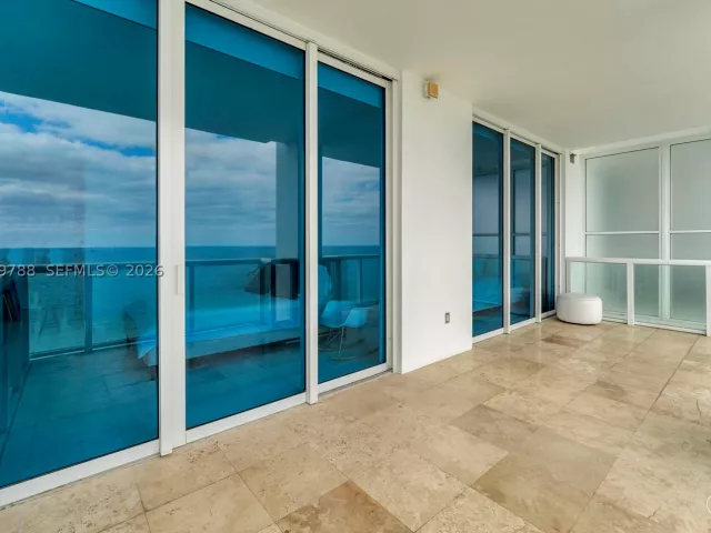 3-bedroom condo for rent in Miami Beach - 50 S Pointe Dr 2102 - MondialRealty