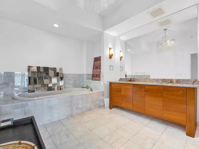 3-bedroom condo for rent in Miami Beach - 50 S Pointe Dr 2102 - MondialRealty