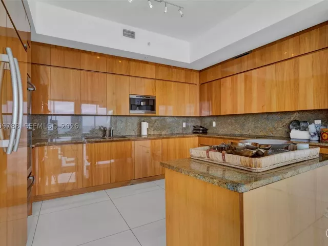 3-bedroom condo for rent in Miami Beach - 50 S Pointe Dr 2102 - MondialRealty