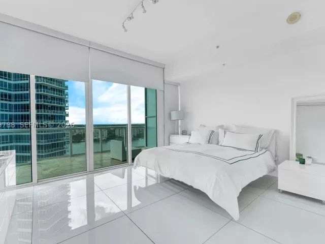 3-bedroom condo for rent in Miami Beach - 50 S Pointe Dr 2102 - MondialRealty