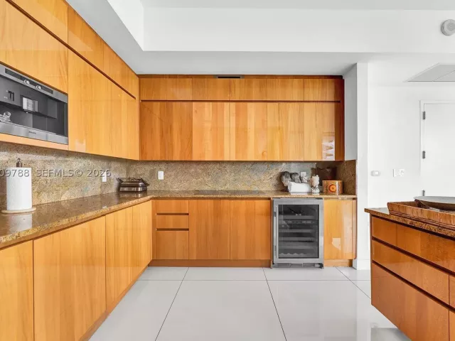 3-bedroom condo for rent in Miami Beach - 50 S Pointe Dr 2102 - MondialRealty