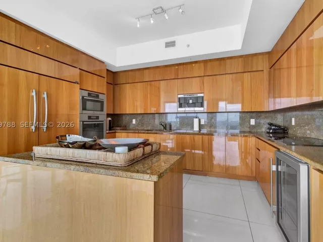 3-bedroom condo for rent in Miami Beach - 50 S Pointe Dr 2102 - MondialRealty
