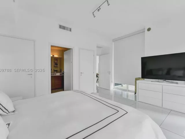 3-bedroom condo for rent in Miami Beach - 50 S Pointe Dr 2102 - MondialRealty