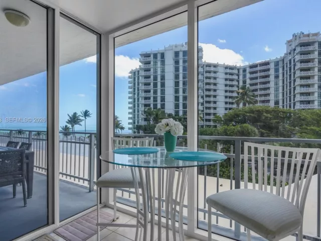 3-bedroom condo for rent in Key Biscayne - 600 Grapetree Dr 4DS - MondialRealty