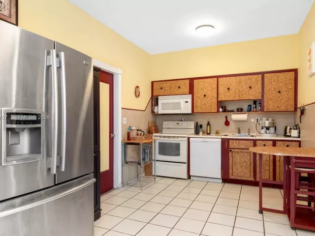 3-bedroom home for sale in Hallandale Beach - 906 NE 5th St - MondialRealty