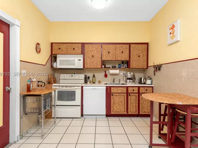 3-bedroom home for sale in Hallandale Beach - 906 NE 5th St - MondialRealty