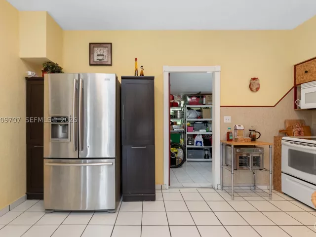 3-bedroom home for sale in Hallandale Beach - 906 NE 5th St - MondialRealty