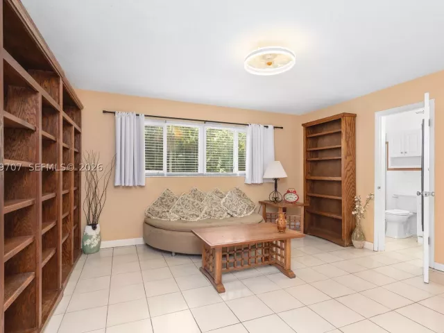 3-bedroom home for sale in Hallandale Beach - 906 NE 5th St - MondialRealty