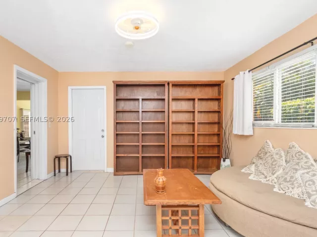 3-bedroom home for sale in Hallandale Beach - 906 NE 5th St - MondialRealty