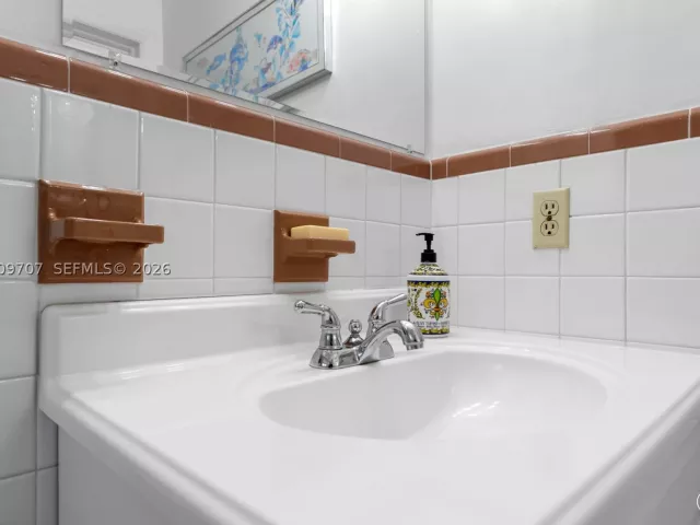 3-bedroom home for sale in Hallandale Beach - 906 NE 5th St - MondialRealty