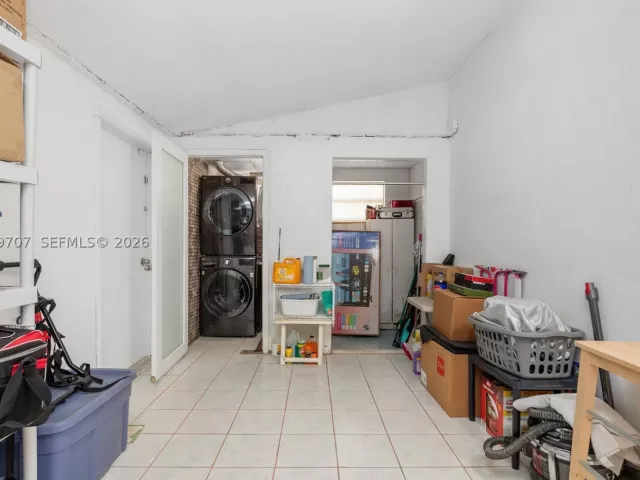 3-bedroom home for sale in Hallandale Beach - 906 NE 5th St - MondialRealty