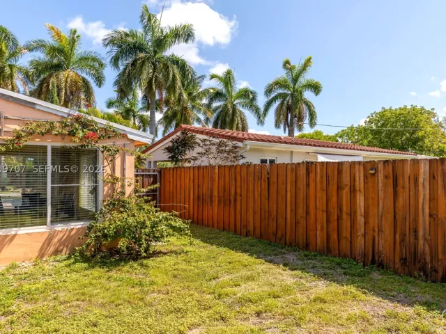 3-bedroom home for sale in Hallandale Beach - 906 NE 5th St - MondialRealty