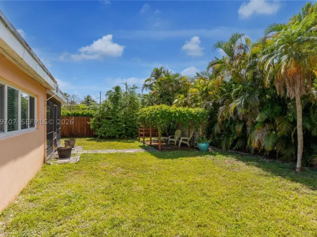 3-bedroom home for sale in Hallandale Beach - 906 NE 5th St - MondialRealty