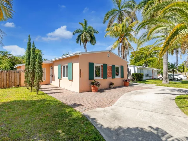 3-bedroom home for sale in Hallandale Beach - 906 NE 5th St - MondialRealty