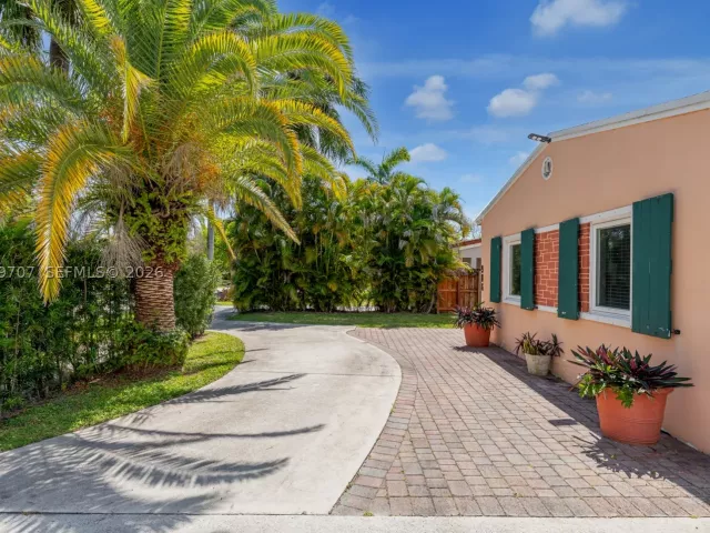 3-bedroom home for sale in Hallandale Beach - 906 NE 5th St - MondialRealty