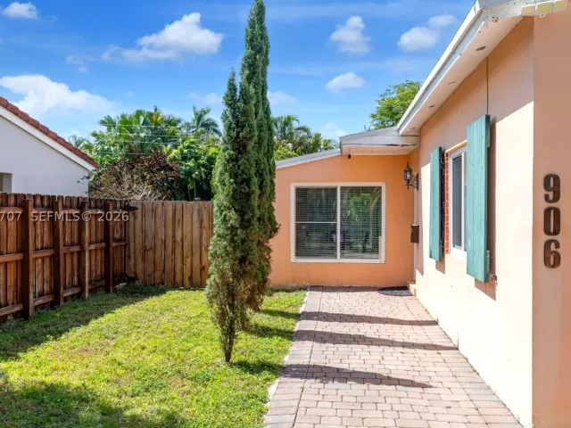 3-bedroom home for sale in Hallandale Beach - 906 NE 5th St - MondialRealty