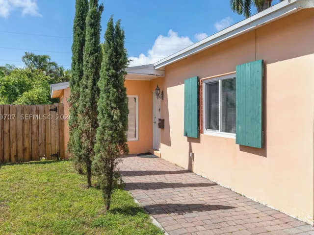 3-bedroom home for sale in Hallandale Beach - 906 NE 5th St - MondialRealty