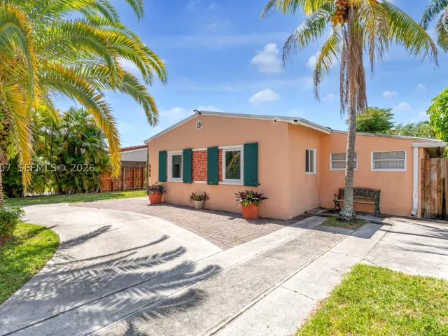 3-bedroom home for sale in Hallandale Beach - 906 NE 5th St - MondialRealty