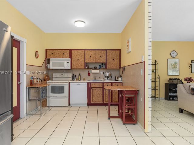 3-bedroom home for sale in Hallandale Beach - 906 NE 5th St - MondialRealty