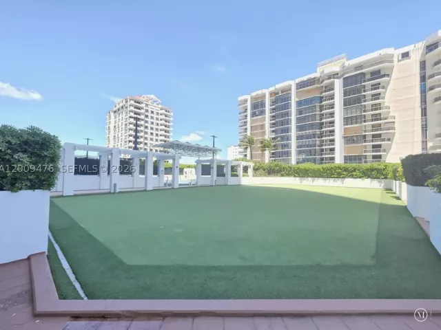 1-bedroom condo for rent in Miami Beach - 6365 Collins Ave 4311 - MondialRealty