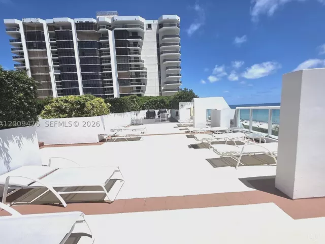 1-bedroom condo for rent in Miami Beach - 6365 Collins Ave 4311 - MondialRealty