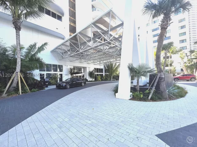 1-bedroom condo for rent in Miami Beach - 6365 Collins Ave 4311 - MondialRealty