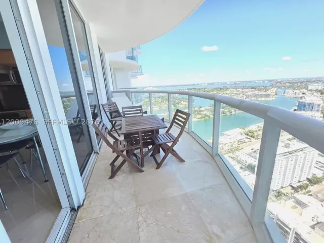 1-bedroom condo for rent in Miami Beach - 6365 Collins Ave 4311 - MondialRealty