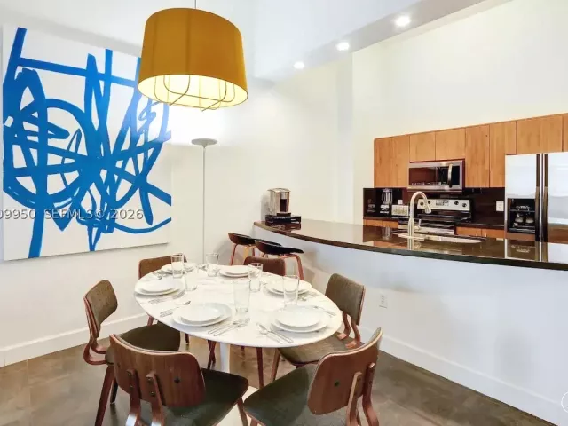 2-bedroom condo for sale in Miami - 1200 Brickell Bay Dr 1404 - MondialRealty