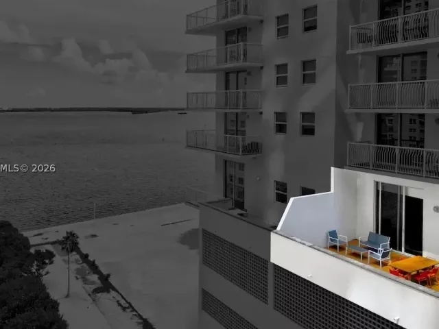 2-bedroom condo for sale in Miami - 1200 Brickell Bay Dr 1404 - MondialRealty