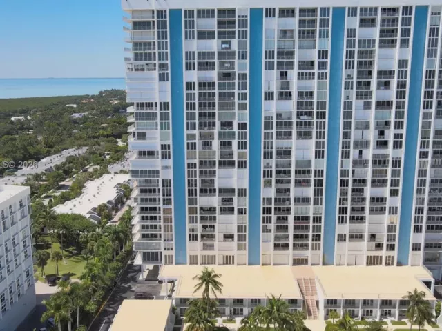 2-bedroom condo for rent in Key Biscayne - 881 Ocean Dr TH12 - MondialRealty