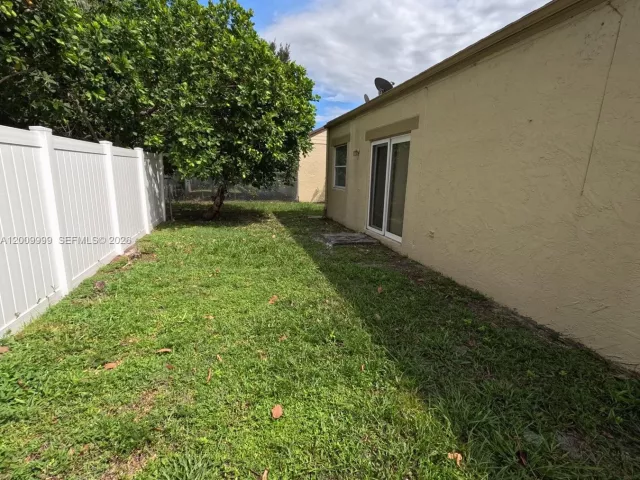 3-bedroom home for rent in Pembroke Pines - 1211 SW 84th Ter 1211 - MondialRealty