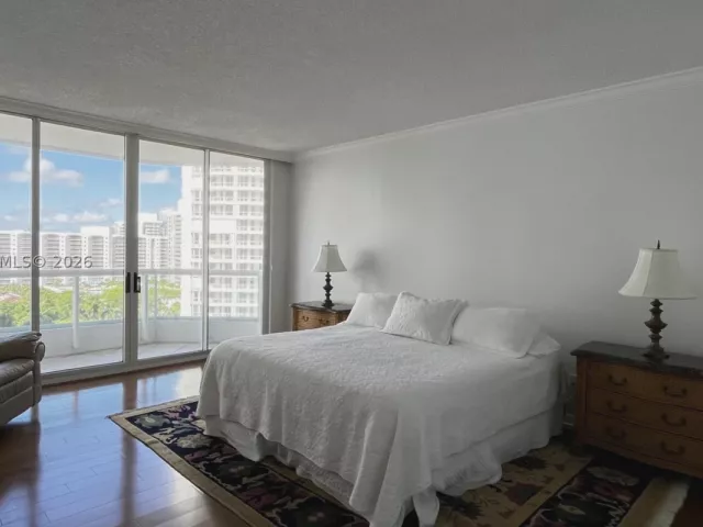 2-bedroom condo for sale in Aventura - 21150 Point Pl 1202 - MondialRealty