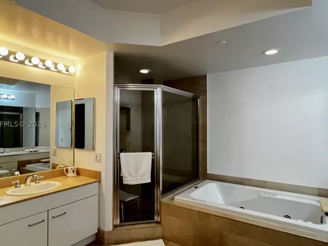 2-bedroom condo for sale in Aventura - 21150 Point Pl 1202 - MondialRealty