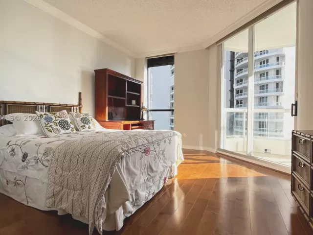2-bedroom condo for sale in Aventura - 21150 Point Pl 1202 - MondialRealty