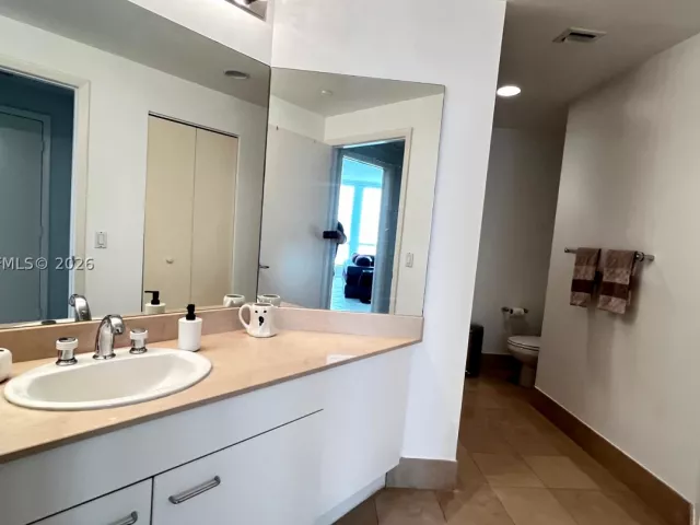 2-bedroom condo for sale in Aventura - 21150 Point Pl 1202 - MondialRealty