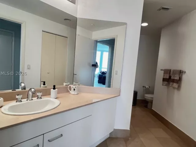 2-bedroom condo for sale in Aventura - 21150 Point Pl 1202 - MondialRealty