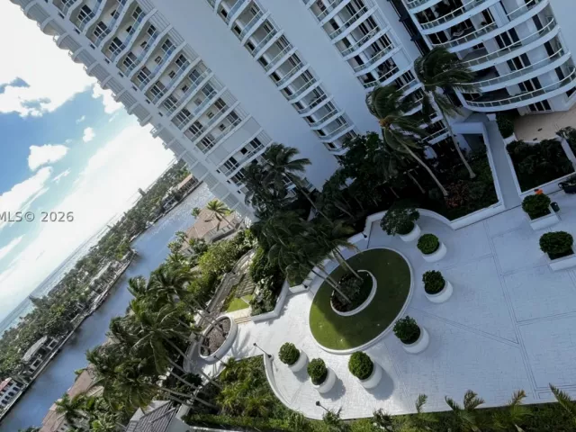 2-bedroom condo for sale in Aventura - 21150 Point Pl 1202 - MondialRealty