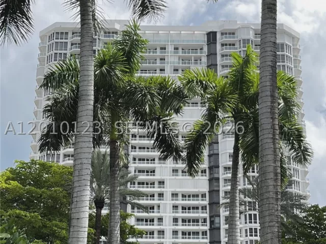 2-bedroom condo for sale in Aventura - 21150 Point Pl 1202 - MondialRealty