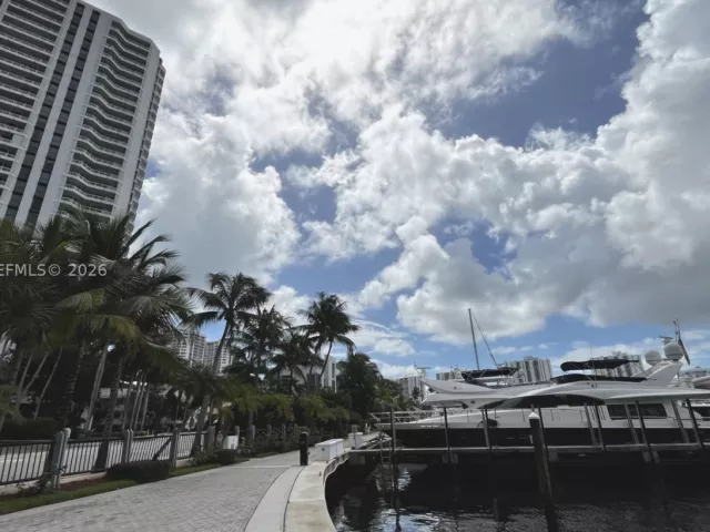 2-bedroom condo for sale in Aventura - 21150 Point Pl 1202 - MondialRealty