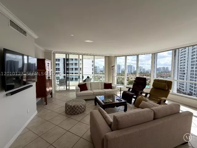 2-bedroom condo for sale in Aventura - 21150 Point Pl 1202 - MondialRealty